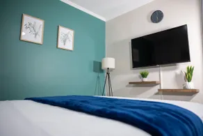 Modern New Kingston Condo, pool, 24h security, gym - Image 4
