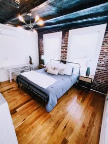 King's Court (Apt C)-Luxury 2br w/ King Bed Dwntwn - Image 4
