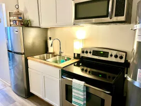 Historic Downtown Studio w Kitchen - Image 4