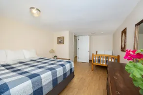 Apartment 2 Bedrooms, kitchen & bar, living rm - Image 3