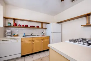 Apartment 2 Bedrooms, kitchen & bar, living rm - Image 5