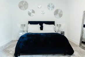 Sapphire Lux Queen Suite - Image 2