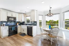 Waterfront Wonder:Lake Views, Quiet, Central, Pets - Image 4