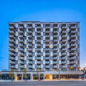 Steps from downtown Calgary - Image 4