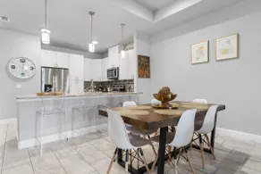 Coastal Luxe Stay - Image 5