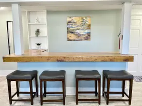 Downtown Modern 2BR/2BA Retreat w/ Free Parkings - Image 4
