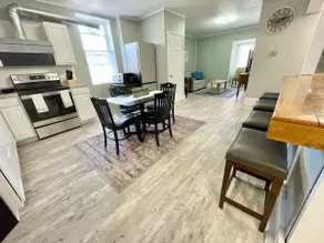 Downtown Modern 2BR/2BA Retreat w/ Free Parkings - Image 3