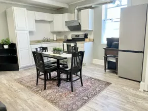 Downtown Modern 2BR/2BA Retreat w/ Free Parkings - Image 2