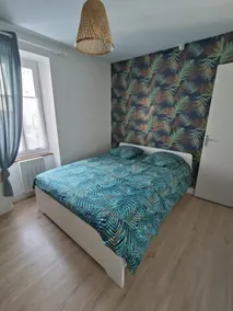Seaside 1-bedroom apartment, sleeps 3 facing the port and beach - Image 2
