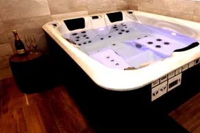 Romantic Suite with Hot Tub - Image 5