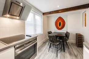 Chic Cottage-style 2-bed Maisonette - Image 5