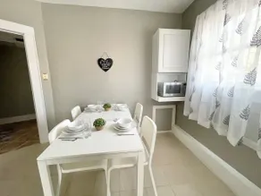 Cozy 1BR Downtown Getaway w/ Free Parking - Image 4