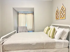 Cozy 1BR Downtown Getaway w/ Free Parking - Image 5