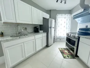 Cozy 1BR Downtown Getaway w/ Free Parking - Image 3