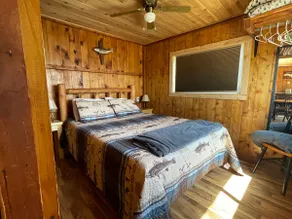 1 bedroom lake view cabin. Pet friendly. - Image 4