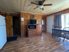 1 bedroom lake view cabin. Pet friendly. - Image 5