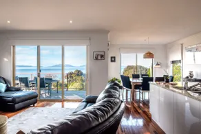 Ensorcelled - Freycinet Holiday Houses - Image 2