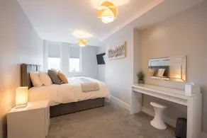 S/KING BED ONE BEDROOM FLAT - Image 4