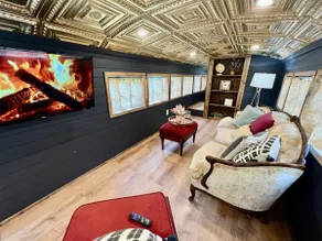 The Hotel Avondale: 7 BR/4 BA + Skoolie Tiny Home - Image 4