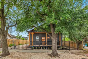 3 bedroom Oasis in East End near Downtown - Image 2