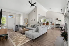 Luxury Home, 10 min to Domain, Private Backyard - Image 2