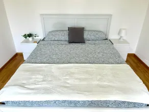 Central & Renovated Apartment - Near Train Station & City Center - Image 2