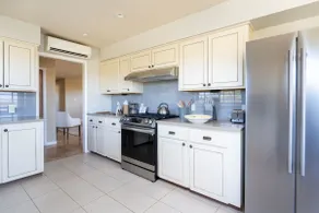 Mid-Century Modern U/ 3 min to Plaza - Image 3