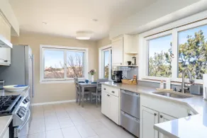 Mid-Century Modern U/ 3 min to Plaza - Image 2