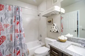 HUGE, 2 King Bds, CLEAN&Convenient, Gear Storage! - Image 5