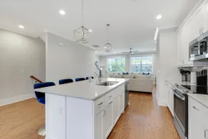 Tri-Luxe Towne - Image 5
