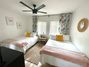 3BR Craftsman w/ King Bed -Downtown/Zoo/Convention - Image 4