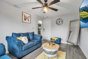 Comfy Cozy three bedroom apartment - Image 5