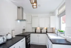 Amberley House - with Hot Tub + Free Parking - Image 5