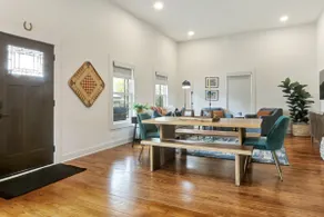 Clean and stylish near Downtown - Image 5