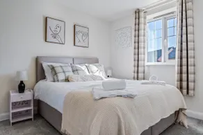 Beautiful and comfortable home away from home with free parking, fast wifi and white crisp hotel standard linen hosted by Our Home Short Stays - Image 4