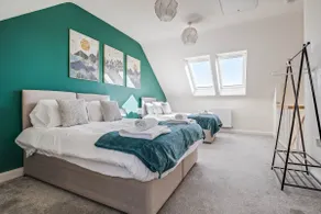 Beautiful and comfortable home away from home with free parking, fast wifi and white crisp hotel standard linen hosted by Our Home Short Stays - Image 2