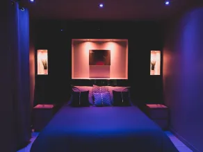 Modern, air-conditioned LoveRoom: private Jacuzzi/sauna - Image 2