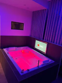 Chic & Jacuzzi - Image 2
