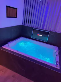 Chic & Jacuzzi - Image 3