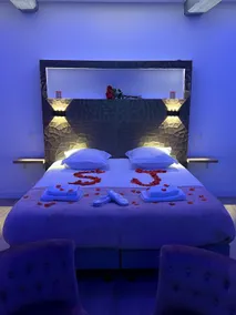 Chic & Jacuzzi - Image 5