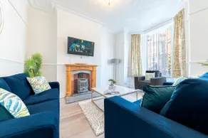 Stylish Luxury Large 4BR KingBed - Image 2