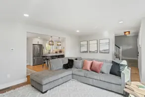 New Centrally located Stylish Modern Farmhouse - Image 3
