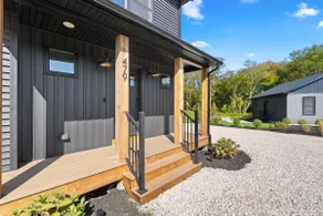 New Centrally located Stylish Modern Farmhouse - Image 2