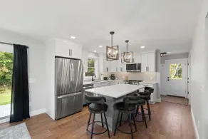New Centrally located Stylish Modern Farmhouse - Image 4