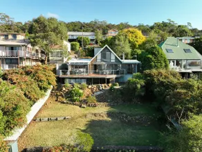 Breathtaking water views; 7 beds; 2.5 bathrooms - Image 4
