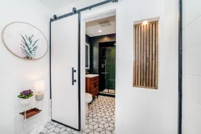 Corporate Downtown Luxury Rental - Image 5