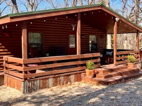 Holbrook Hideaway! Cozy log cabin on the lake! - Image 3