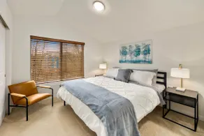 Modern 3BR Townhouse Patio & Pet-Friendly Comfort - Image 3