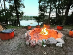 Lakeside log cabin with sandy beach - Image 2