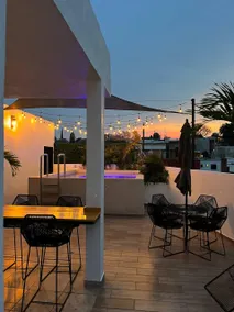 Cozy Industrial Loft with Jacuzzi in Roof Garden - Image 2